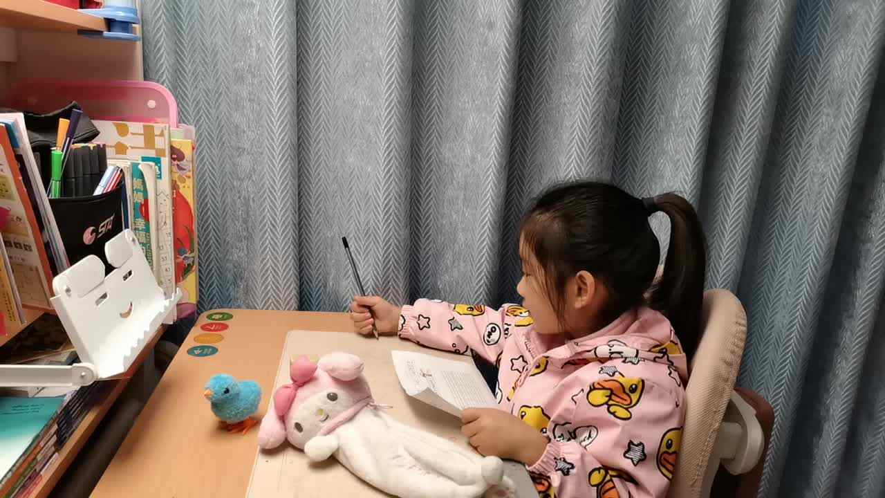 VID_20251118_学前B班宁汐言完成拼音作业单。