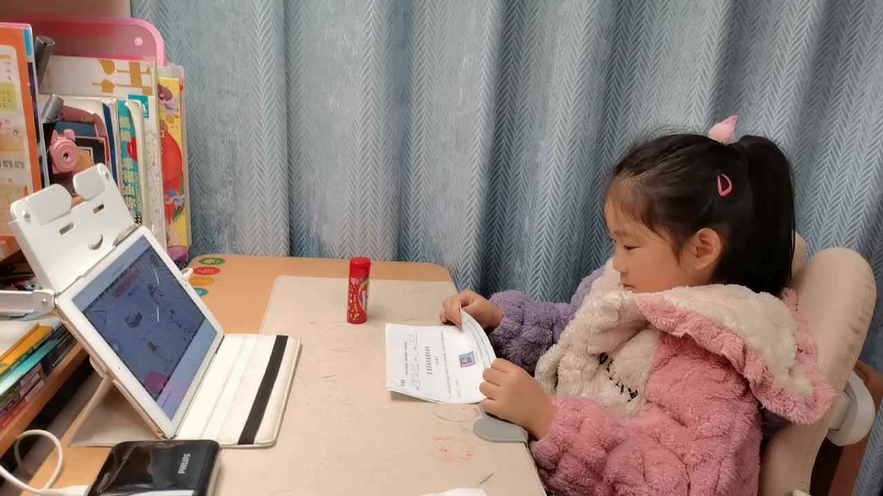 VID_20251128_学前B班宁汐言朗读以下单词和句子，观看《Bedroom朗读示范》进行跟读。