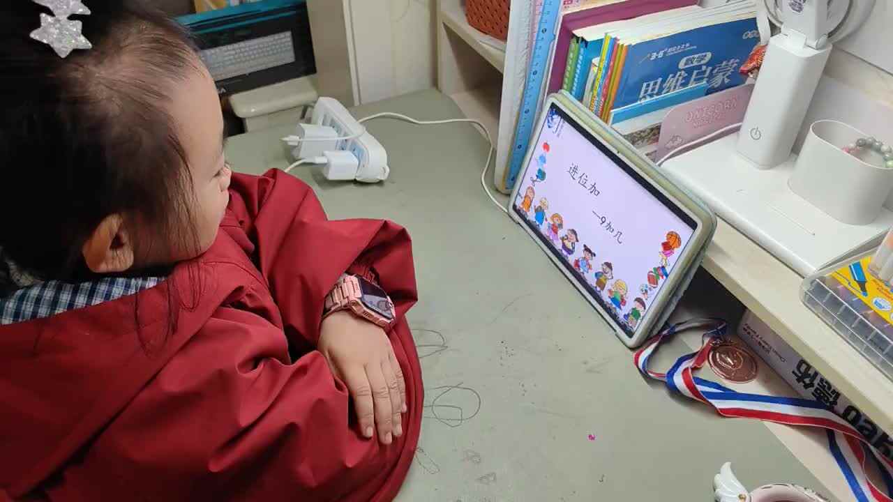 ⁣⁣⁣⁣⁣⁣⁣⁣2025年11年26日学前B班谭诗锜观看数学艺术课堂73页视频《20以内进位加（9加几）》