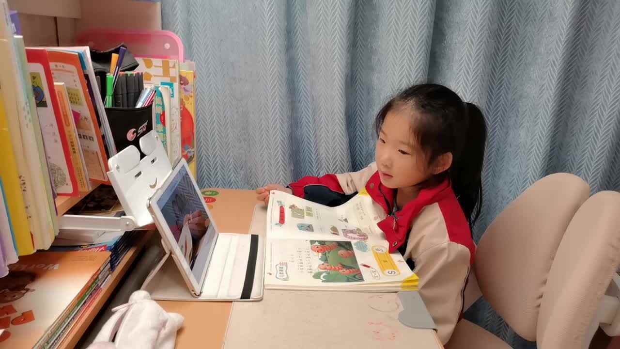 VID_20251117_学前B班宁汐言观看视频整体认读音节yi