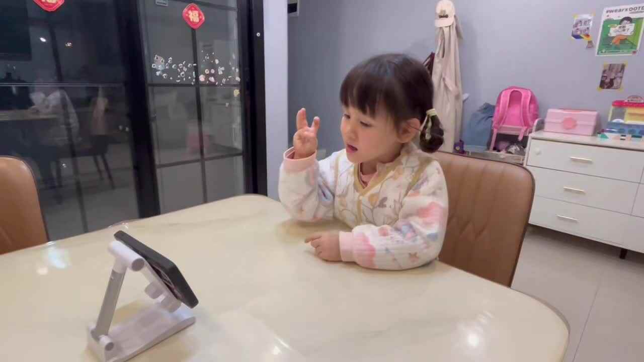 学习手势舞《五只猴子吃香蕉》5895.mov