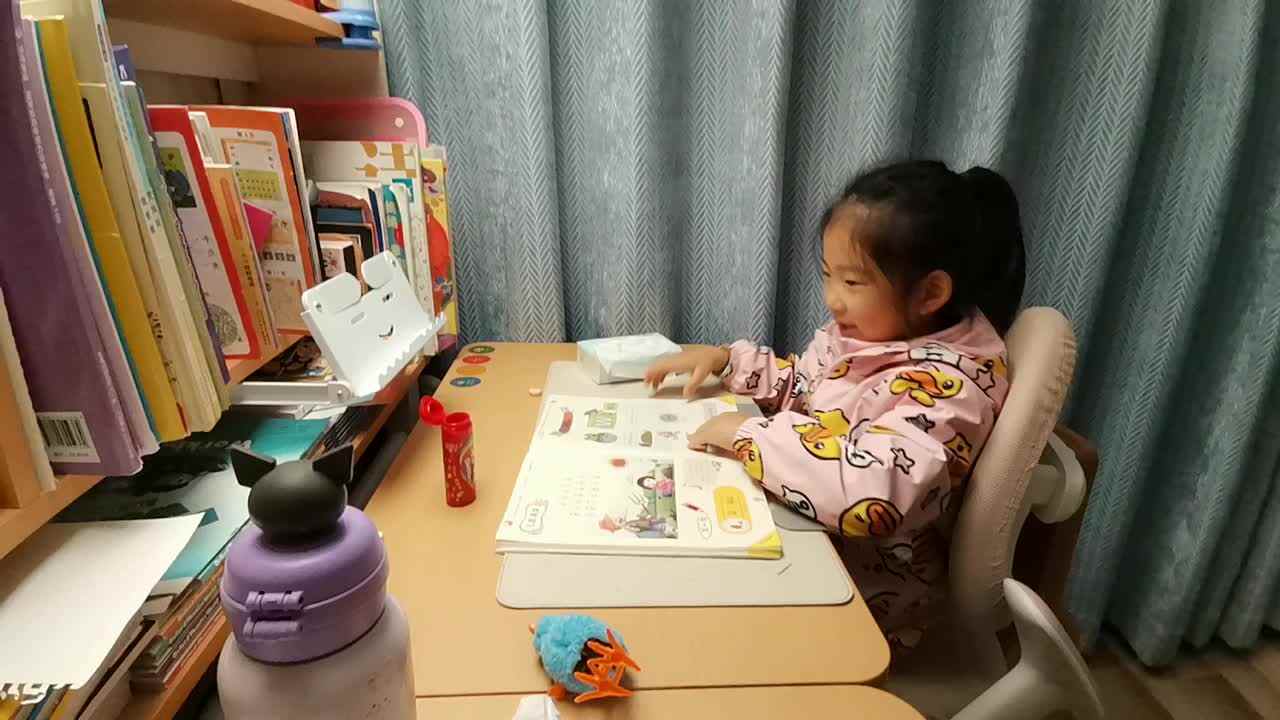 VID_20251118_学前B班宁汐言指读声母W