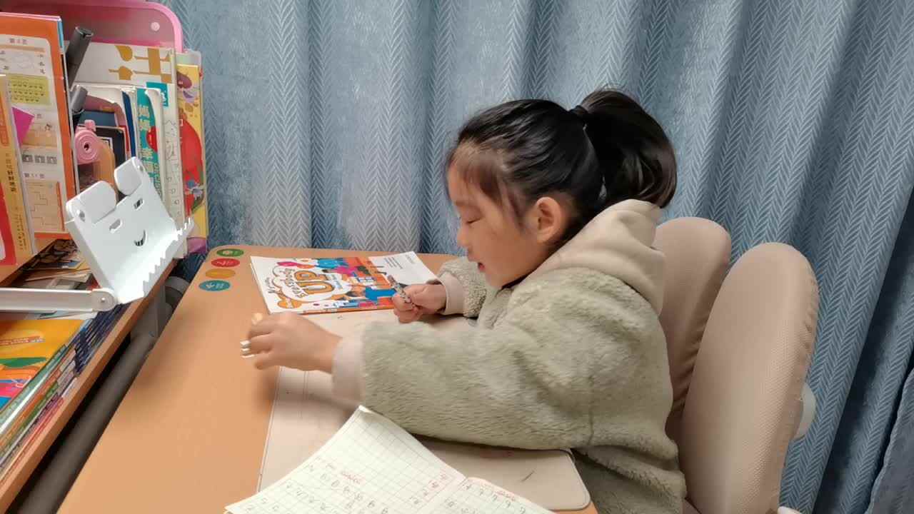 VID_20251126-学前B班宁汐言完成数学游戏单。