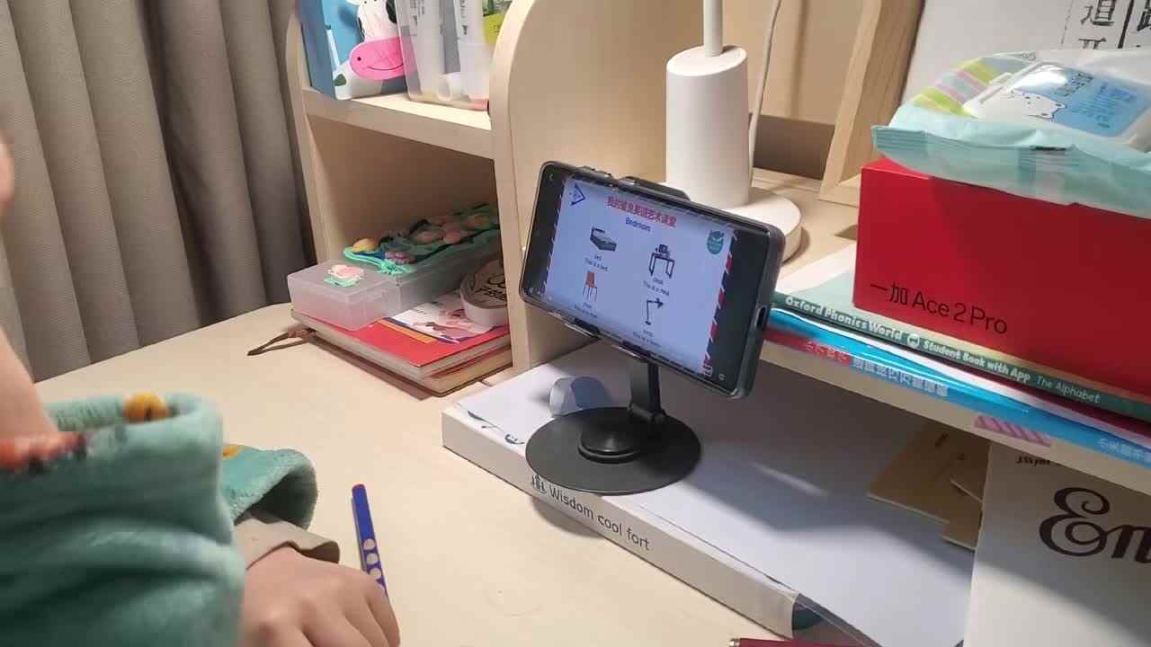 ⁣⁣⁣⁣⁣2025.11.29学B班 王千与 《bedroom朗读示范》