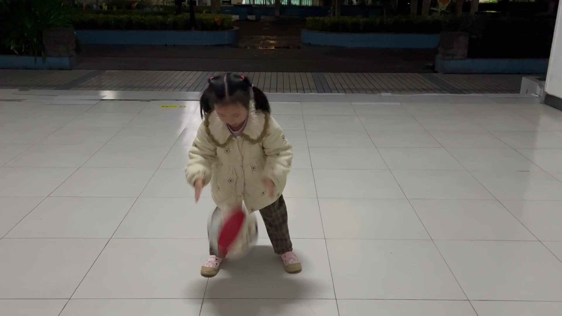 11.18学前A班赵欣奕换方位拍球