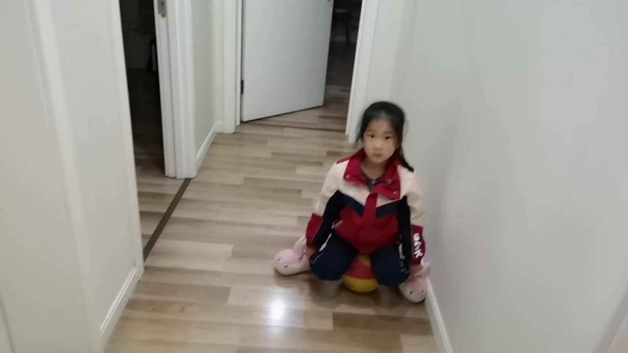 VID_20251117_学前B班宁汐言理论训练旋转拍球。