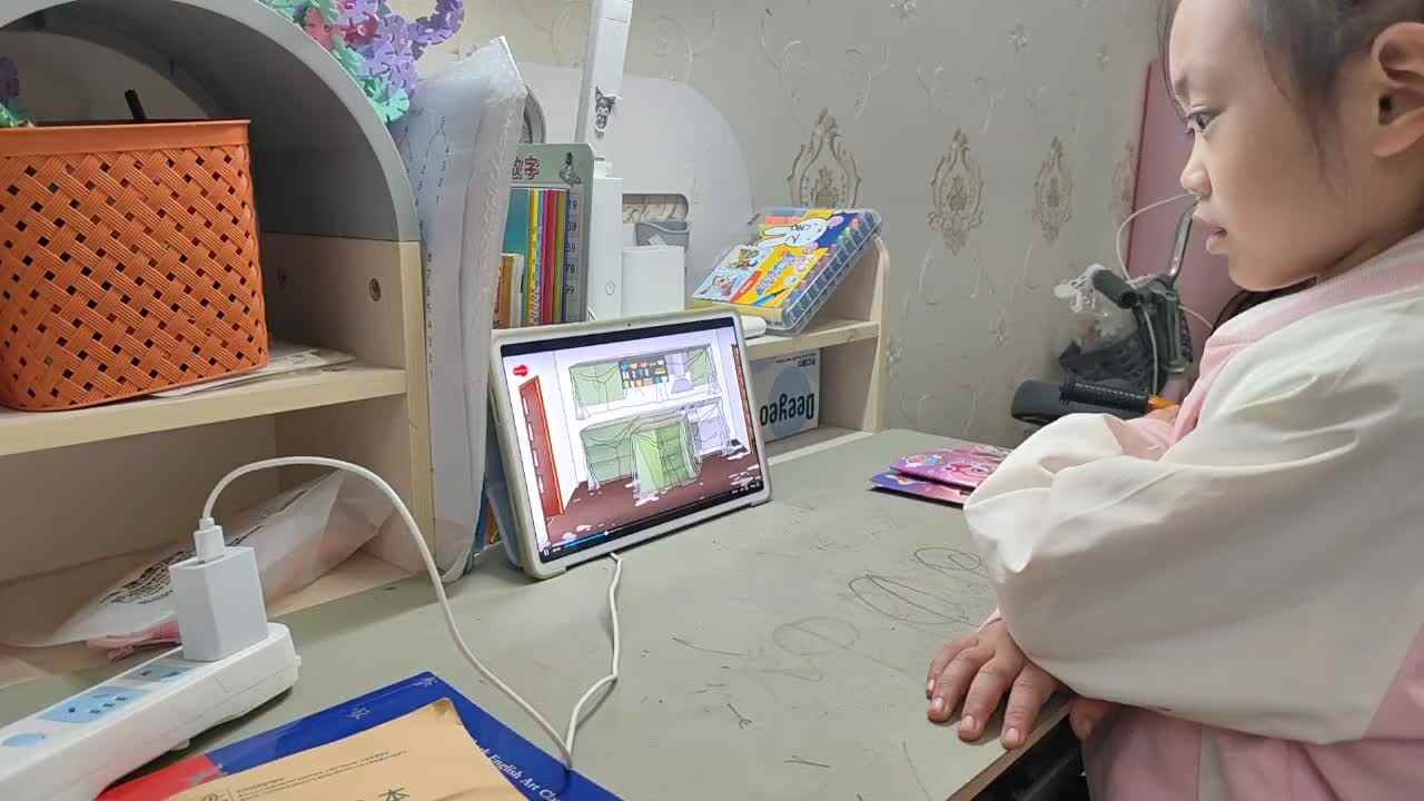 ⁣2025年11月12日学前B班谭诗锜观看鲨鱼英语20页视频《Rooms in the house》