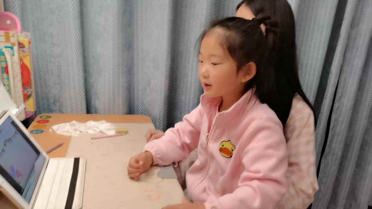 VID_20251113_学前B班宁汐言观看视频声母C的拼读