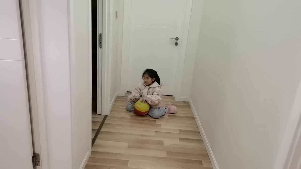 VID_20251120_学前B班宁汐体能训练，旋转拍球。