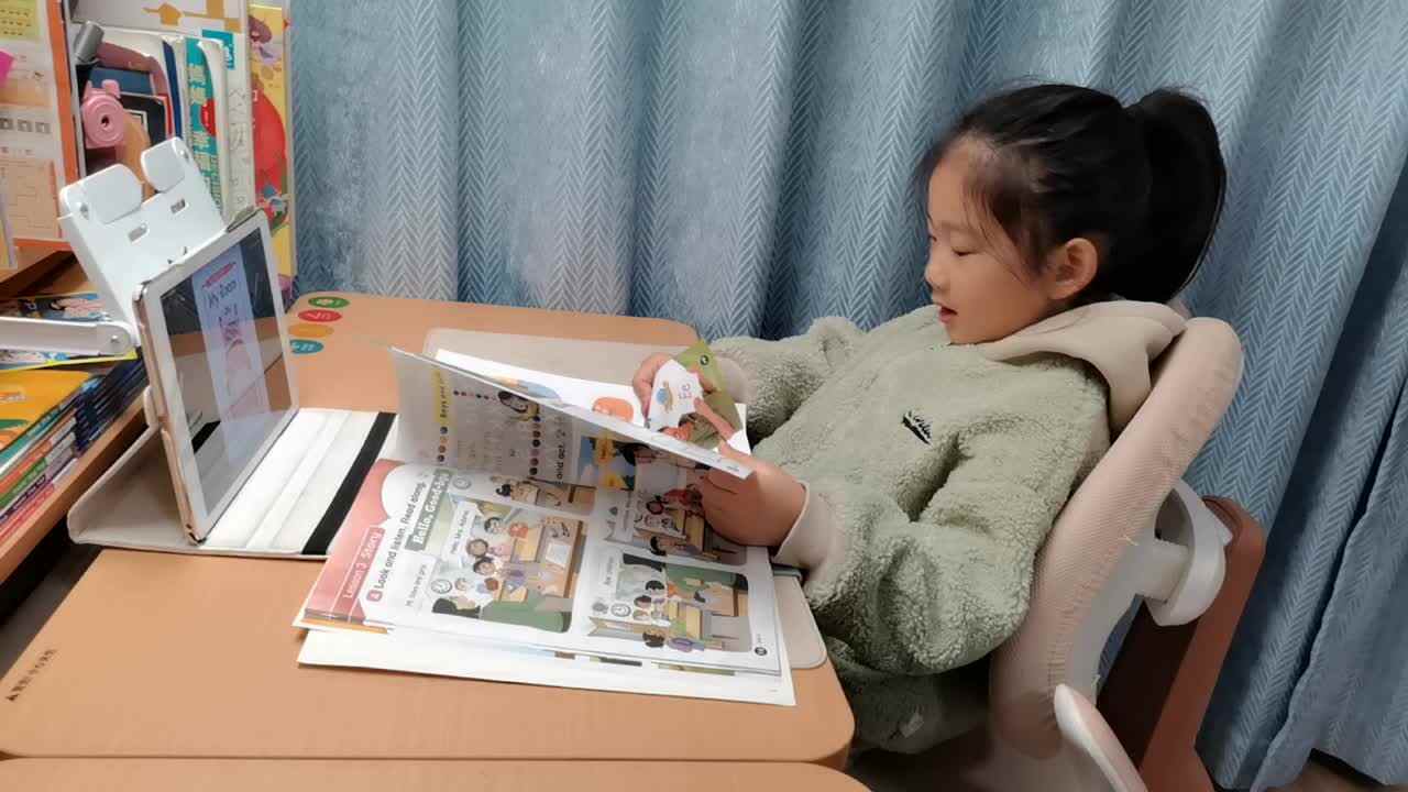 VID_20251126_学前B班宁汐言观看英文绘本。