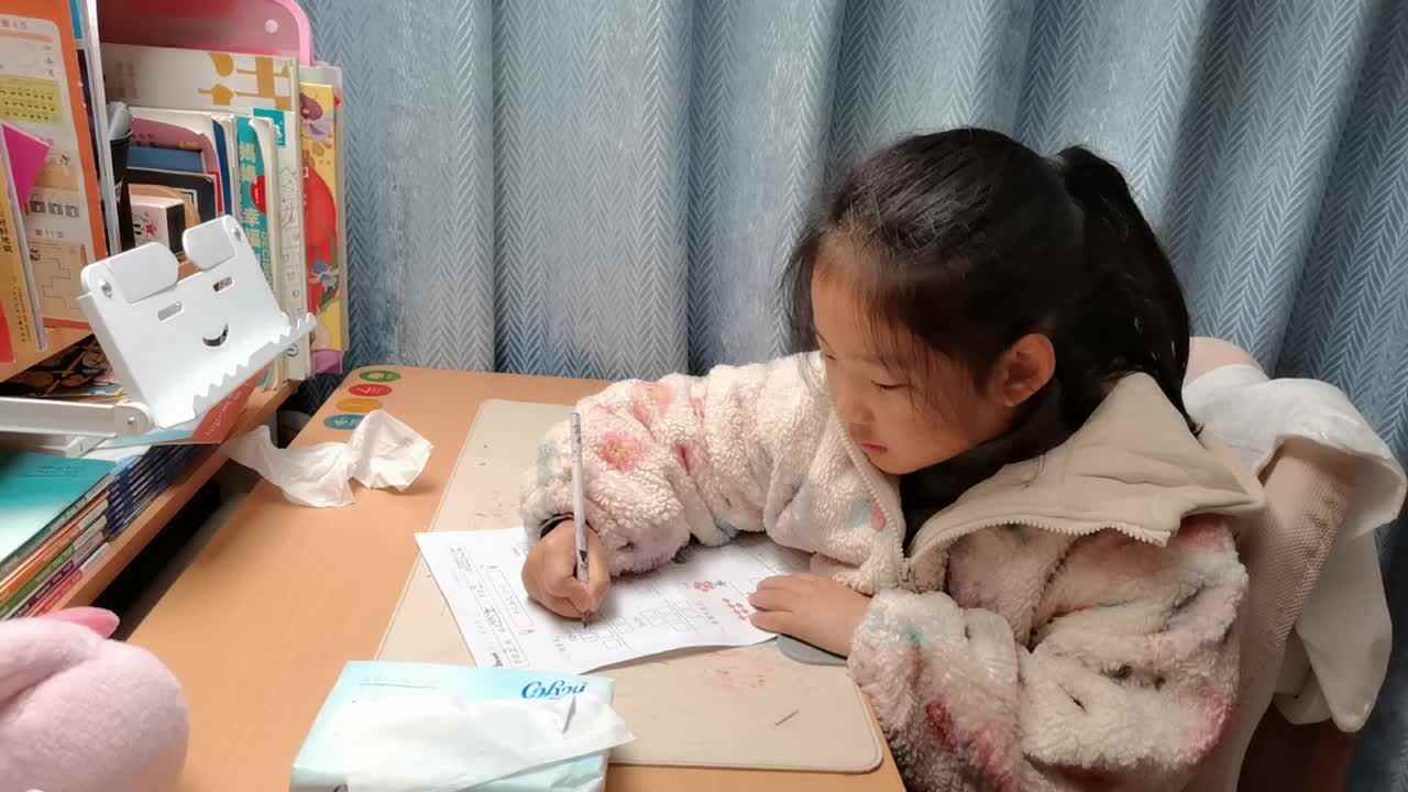 VID_20251120_学前B班宁汐言完成数学游戏单。