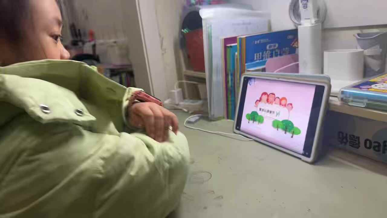 ⁣⁣⁣2025年11月17日学前B班谭诗锜观看拼音艺术课堂47页视频《整体认读音节yi》