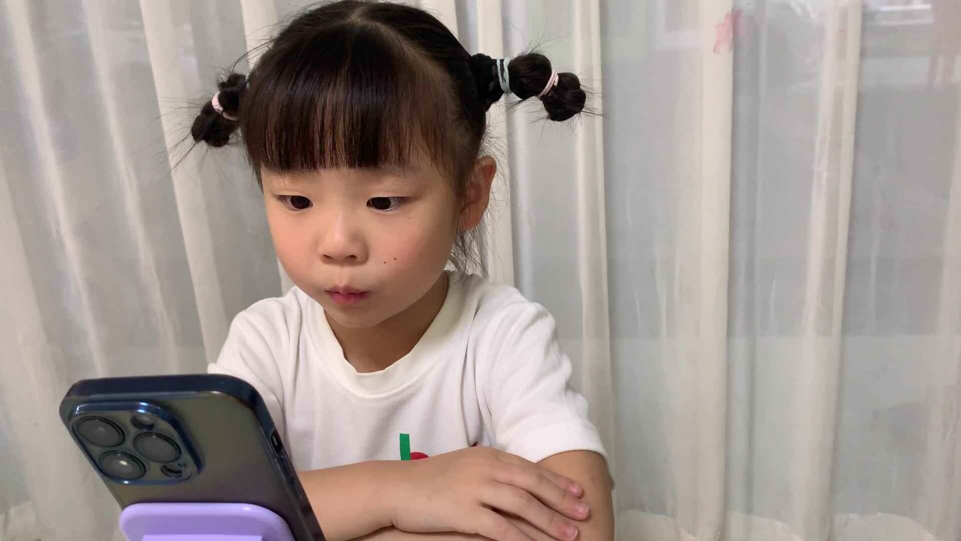 2025年10月15日大A班夏爱林～观看视频（聪明的小鸡）