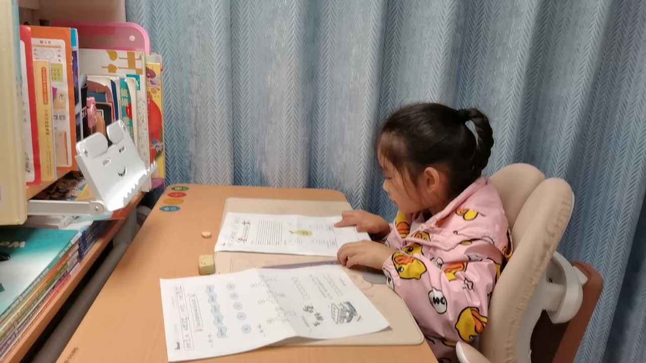 VID_20251111_学前B班宁汐言完成拼音作业单。