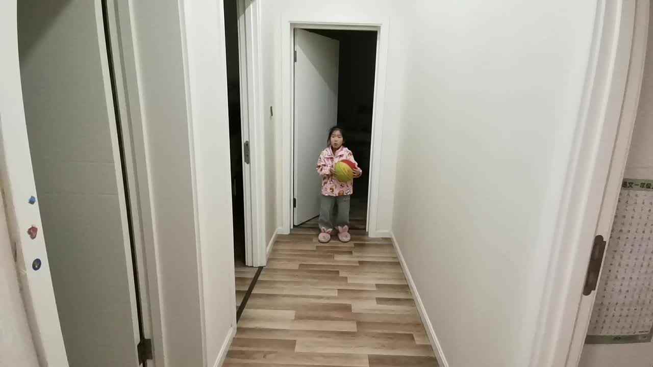 VID_20251118_学前B班宁汐言体能训练，旋转拍球。