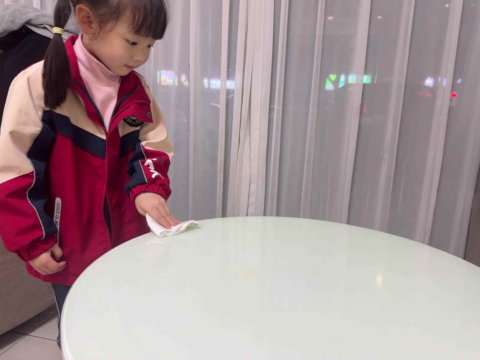 2025年11月10日大A班夏爱林～生活练习（擦桌子）