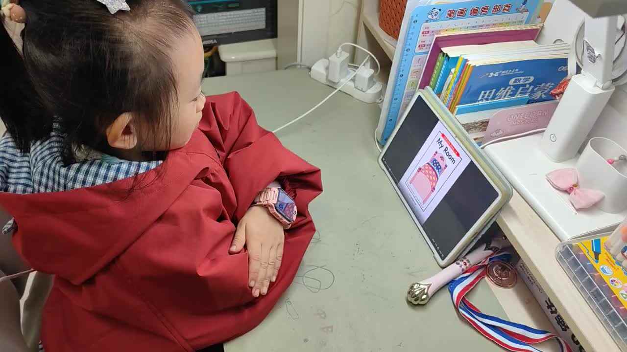 ⁣⁣⁣⁣⁣⁣2025年11年26日学前B班谭诗锜观看鲨鱼英语24页视频《My room我的房间》