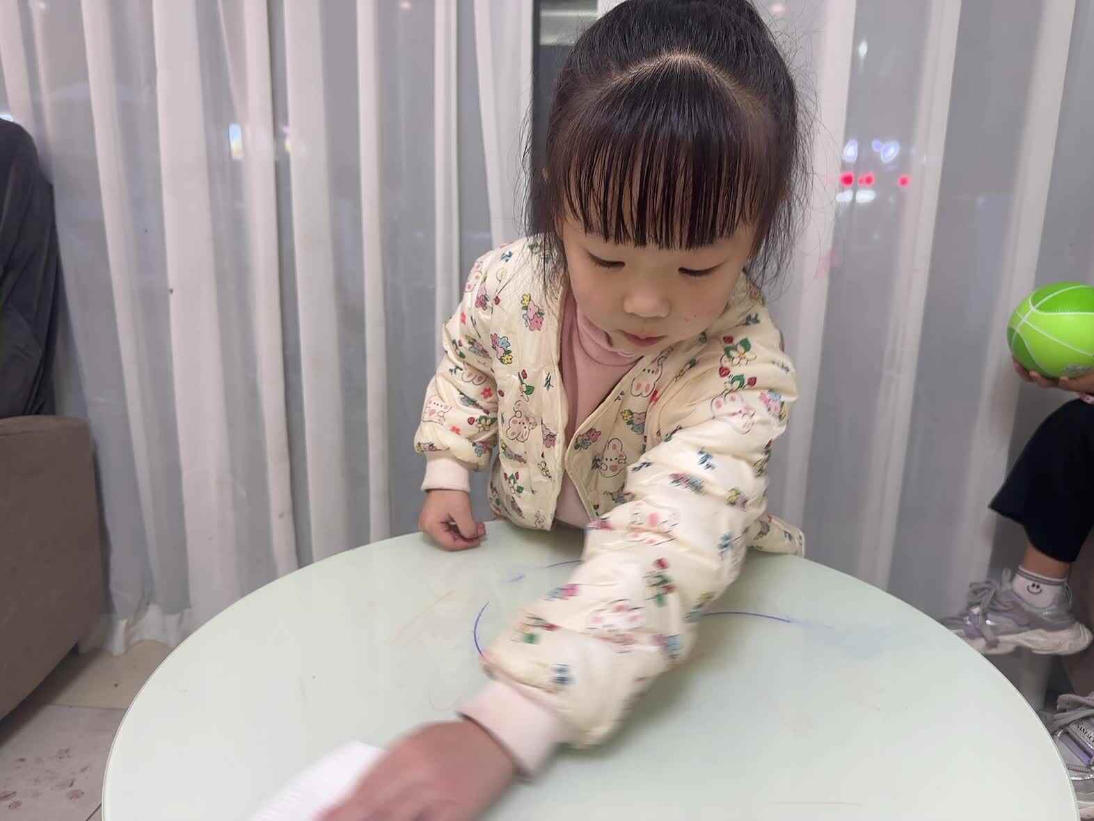 2025年11月13日大A班夏爱林～生活练习（擦桌子）