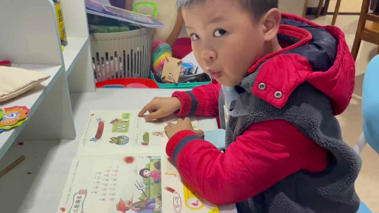 ⁣11.18 学b 田熙辰（指读拼音w） trim.8A292432-D18F-4153-96EE-3687376CF52E.MOV