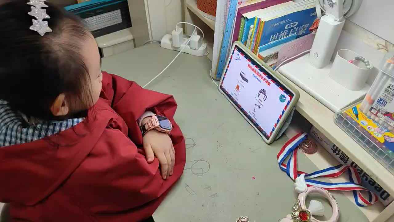 ⁣⁣⁣⁣⁣⁣⁣2025年11年26日学前B班谭诗锜观看鲨鱼英语22页视频《Bedroom朗读示范》