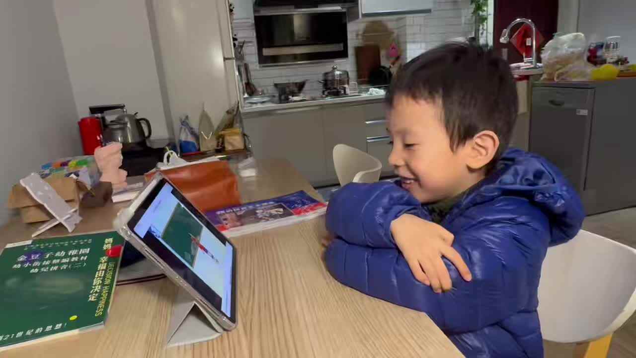 2025.11.24学B班 王千与 看视频学习《复韵母ai》