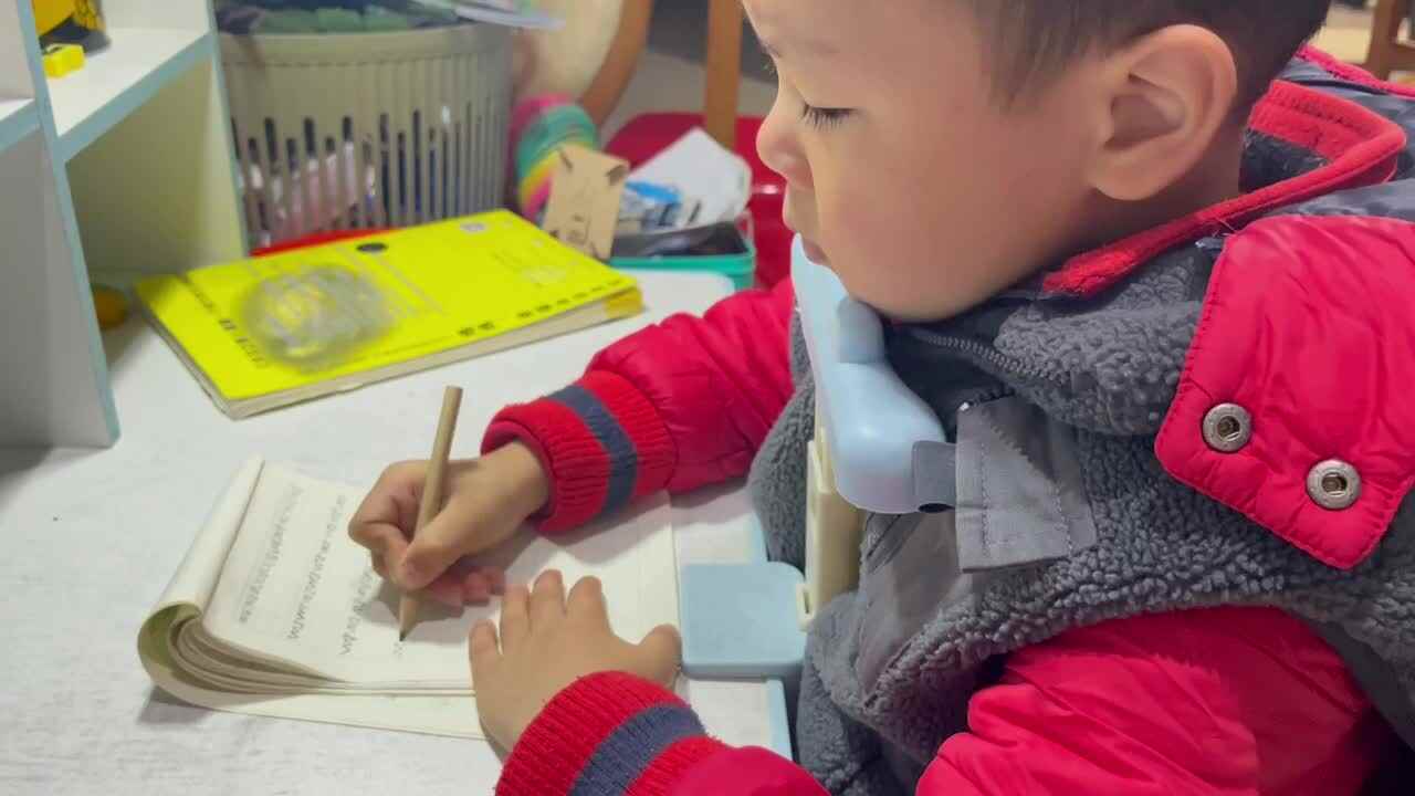 ⁣⁣11.18 学b 田熙辰（书写拼音w） trim.7ECB2F00-248F-4A0A-9CB2-200340869D5C.MOV