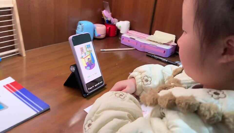 11.26学前A班赵欣奕观看英语绘本视频