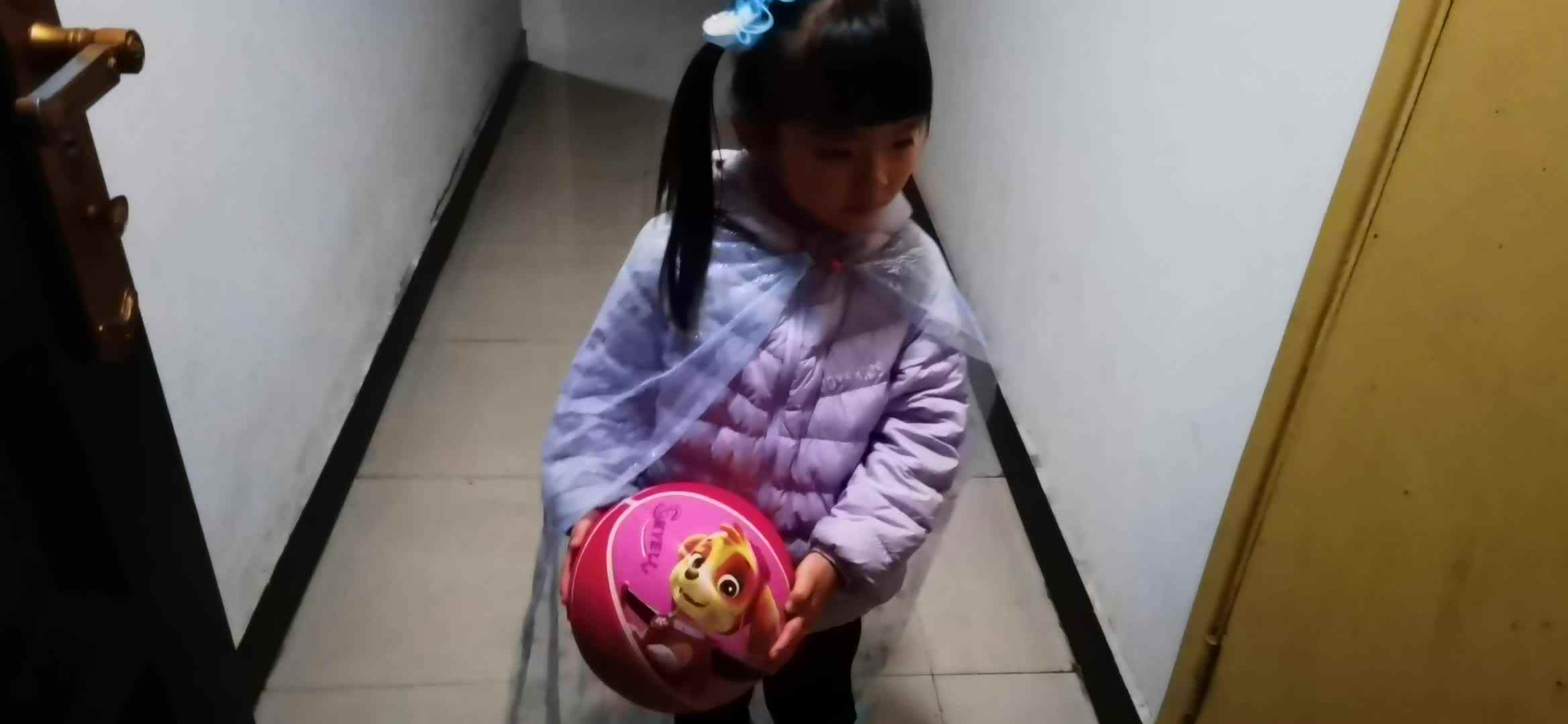 实验大班马司雨练习拍球