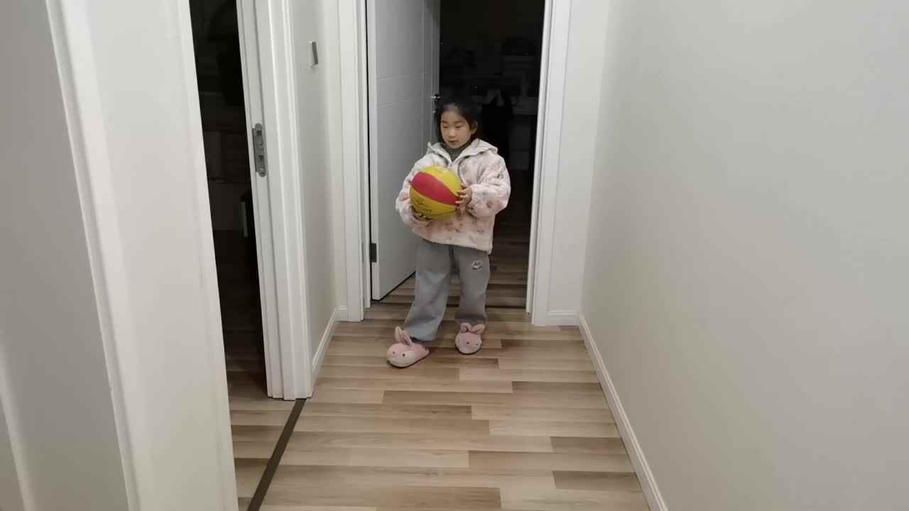 VID_20251121_学前B班宁汐言体能训练，旋转拍球。