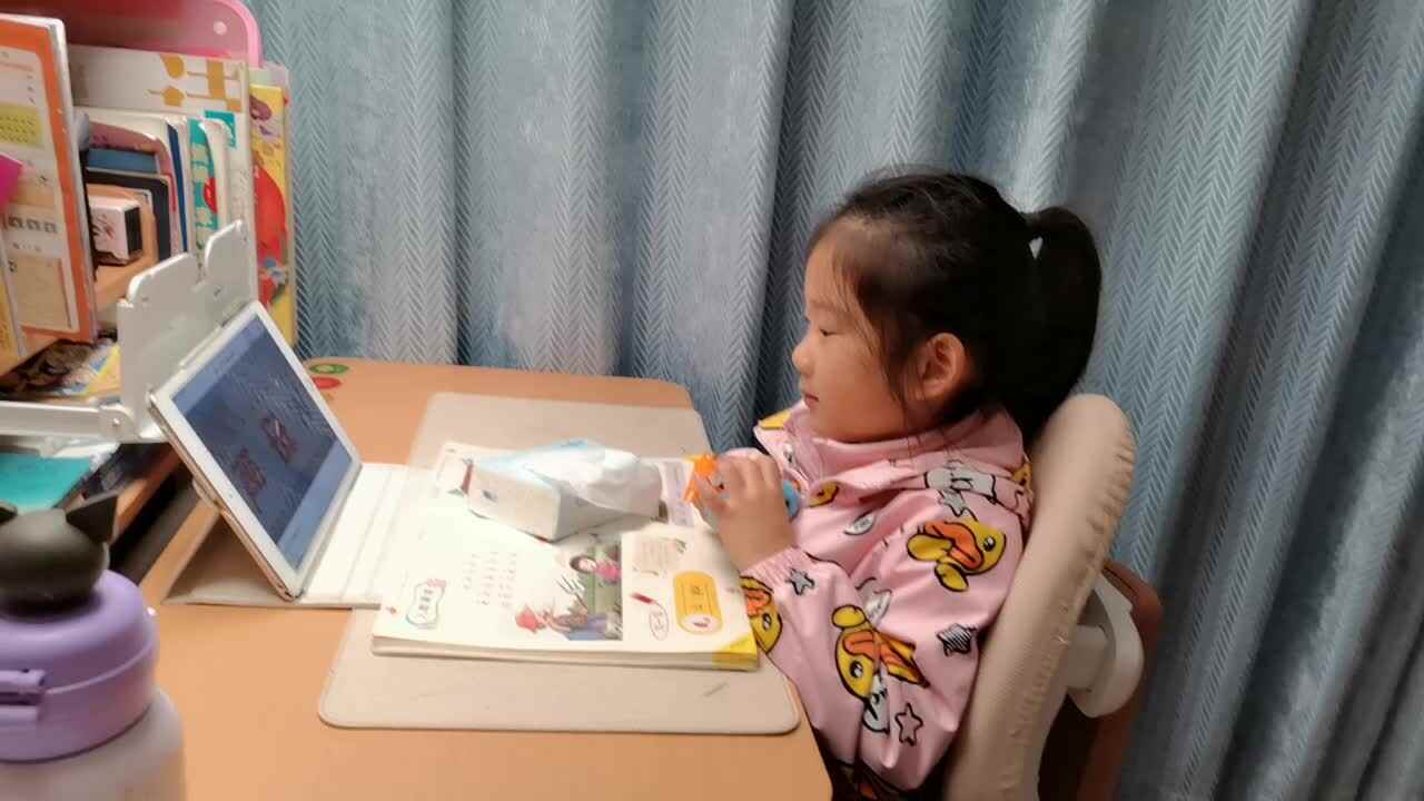 VID_20251118_学前B班宁汐言观看视频声母W的书写