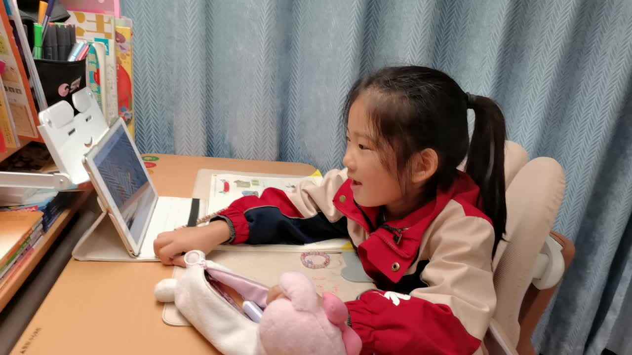 VID_20251117_学前B班宁汐言观看视频声母y的发音。