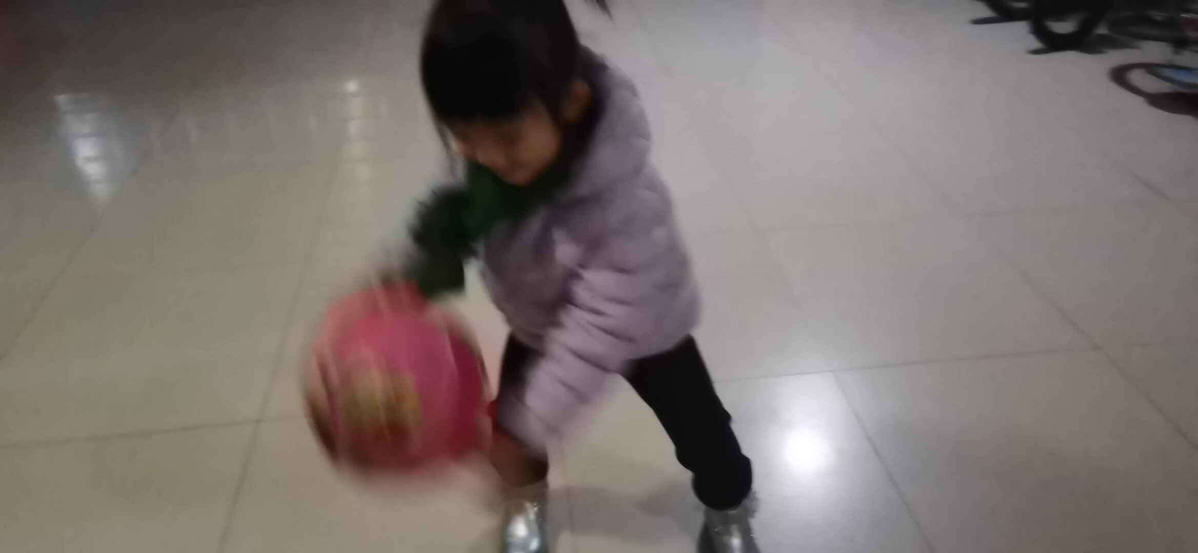 实验大班小团子练习拍球