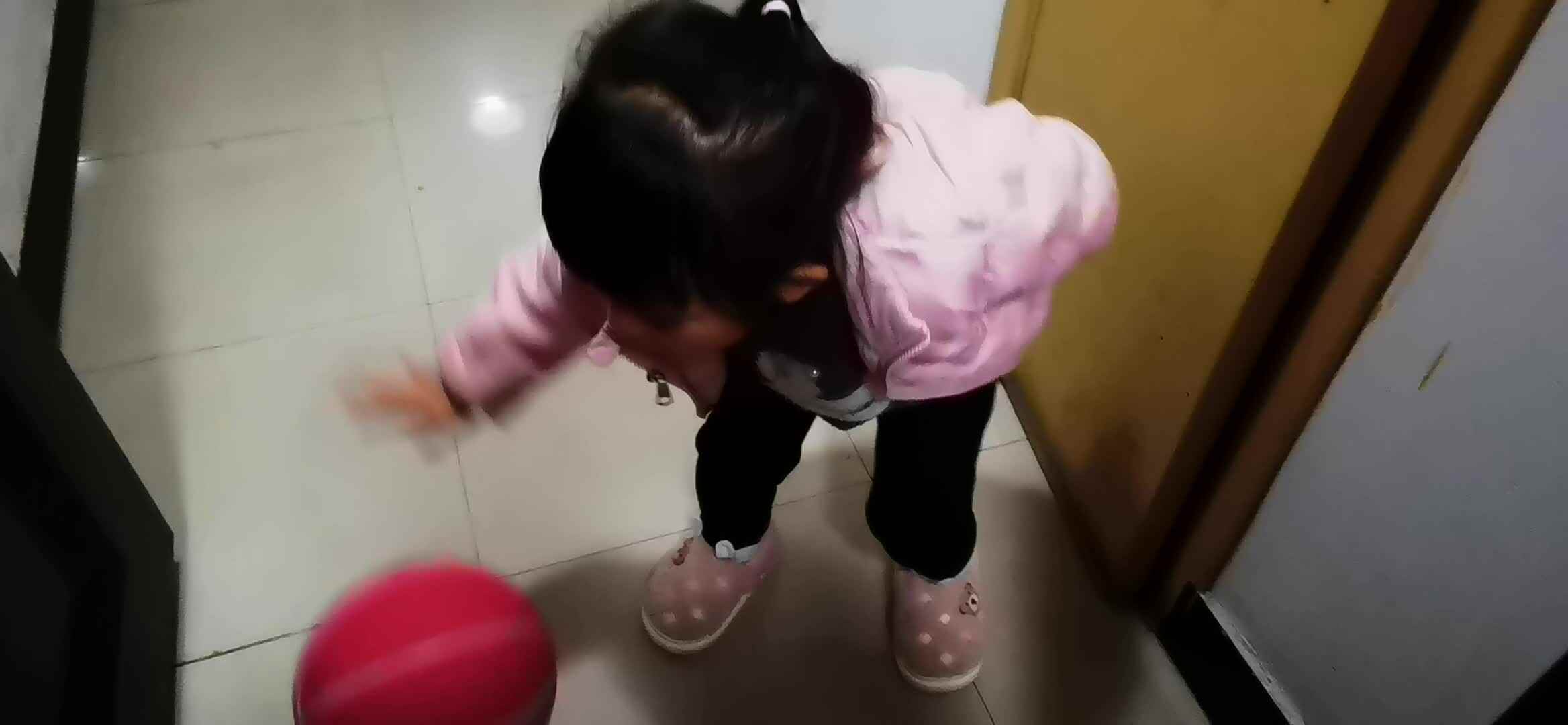 实验大班马司雨练习拍球