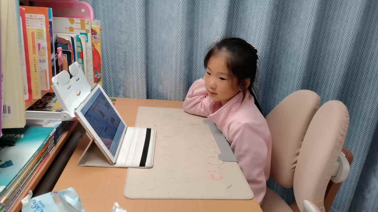 VID_20251112_学前B班宁汐言 观看《LivingRoom朗读示范》进行跟读。