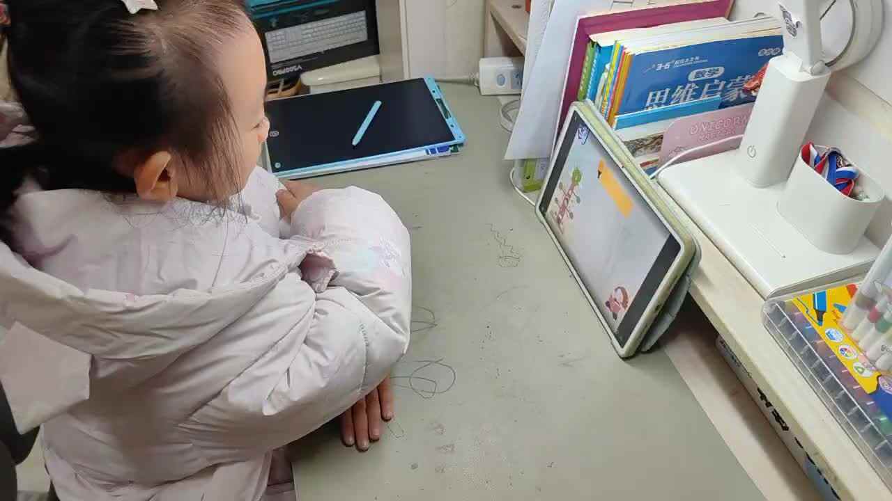 ⁣⁣2025年12月4日学前B班谭诗锜观看拼音艺术课堂56页视频《复韵母ie》