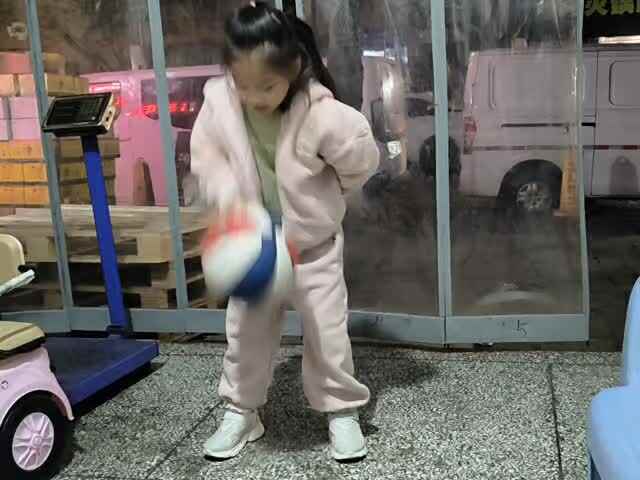 2025.12.7学前a班唐依依拍球