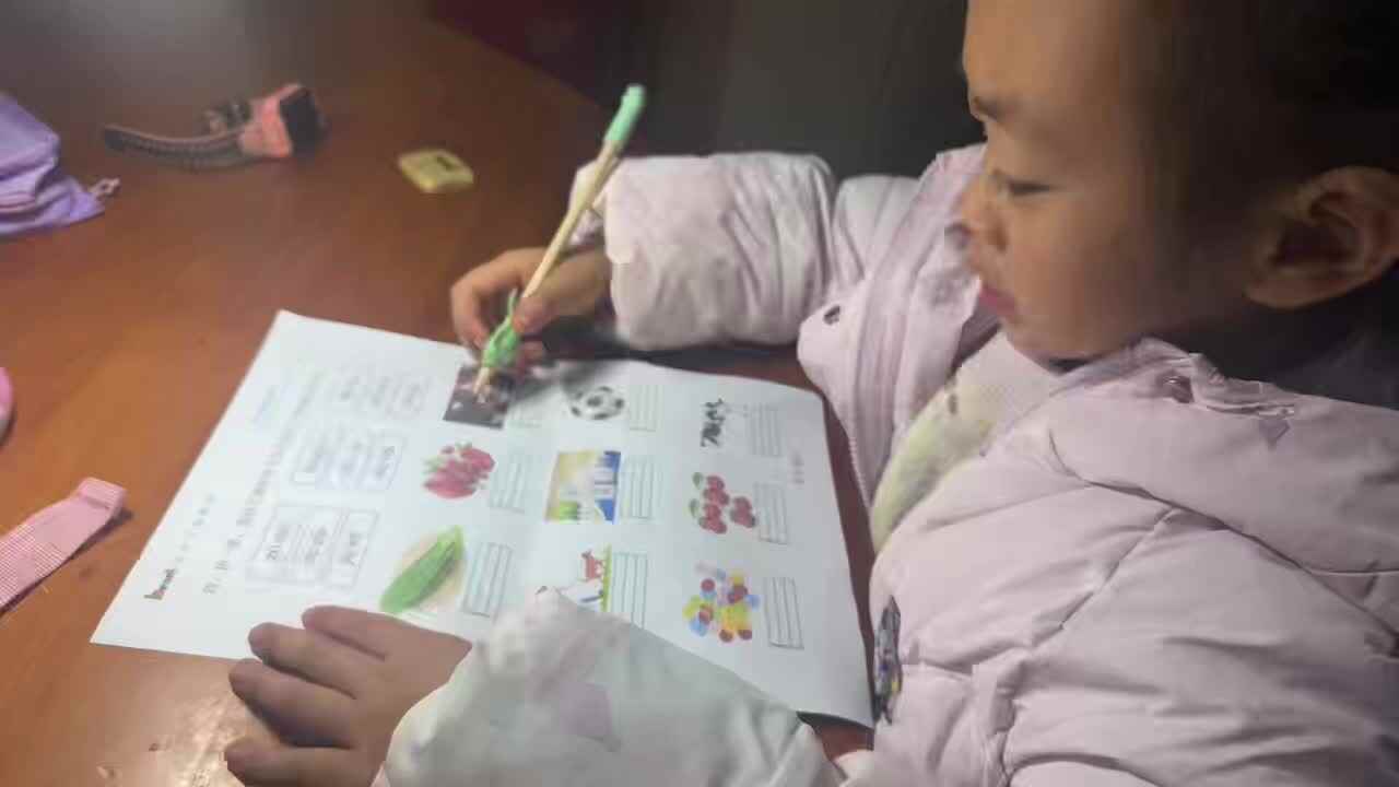 ⁣⁣⁣⁣⁣⁣⁣⁣⁣2025年12月2日学前B班谭诗锜完成拼音作业单《复韵母iu》