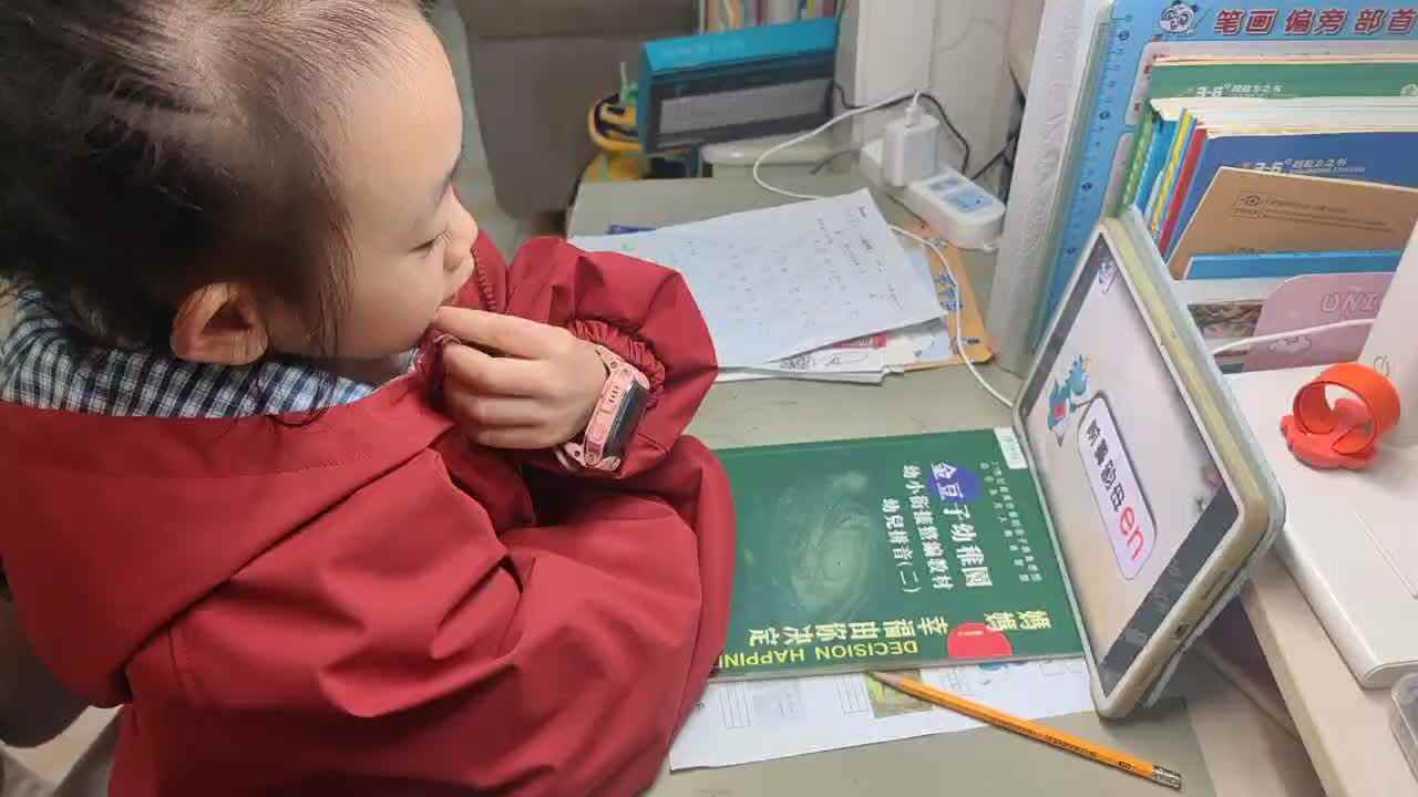 ⁣⁣⁣⁣⁣⁣⁣⁣⁣⁣⁣2025年12月11日学前B班谭诗锜观看拼音艺术课堂64页视频《前鼻韵母en》