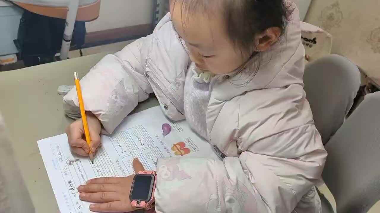 2025年12月4日学前B班谭诗锜完成拼音作业单《复韵母ie和整体认读音节ye的练习》