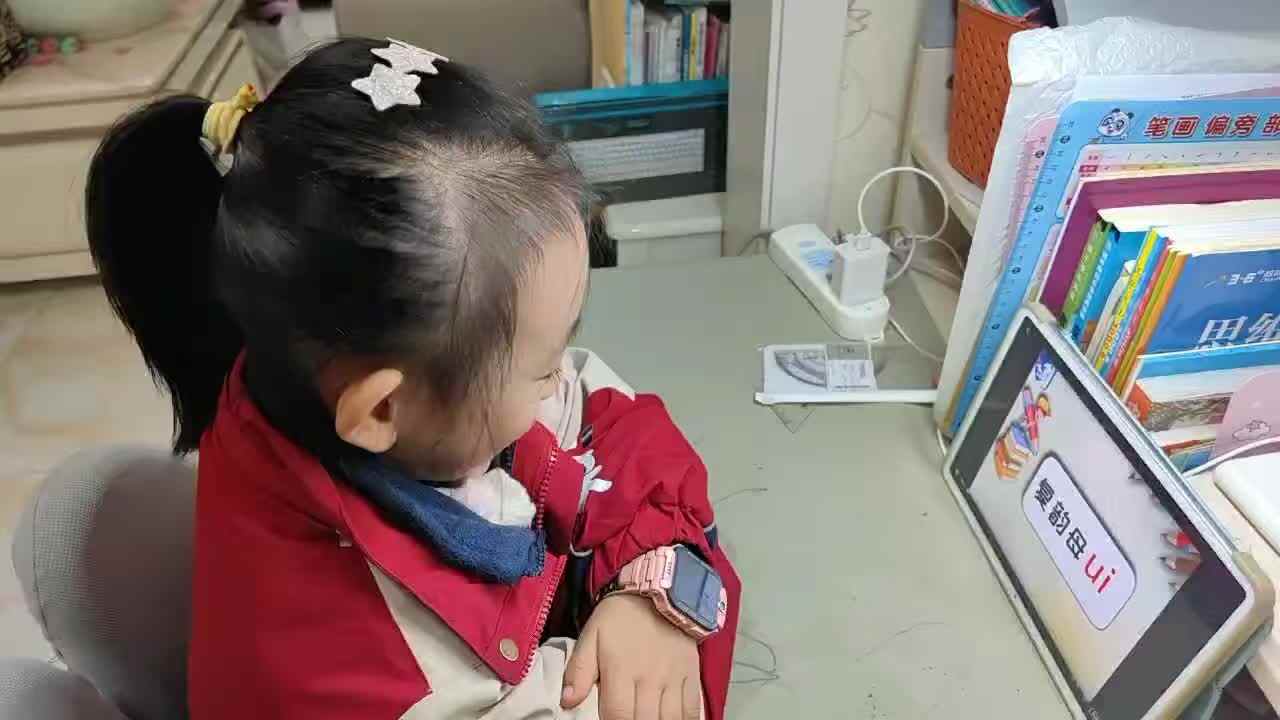 ⁣2025年11月27日学前B班谭诗锜观看拼音艺术课堂56页视频《复韵母ui》