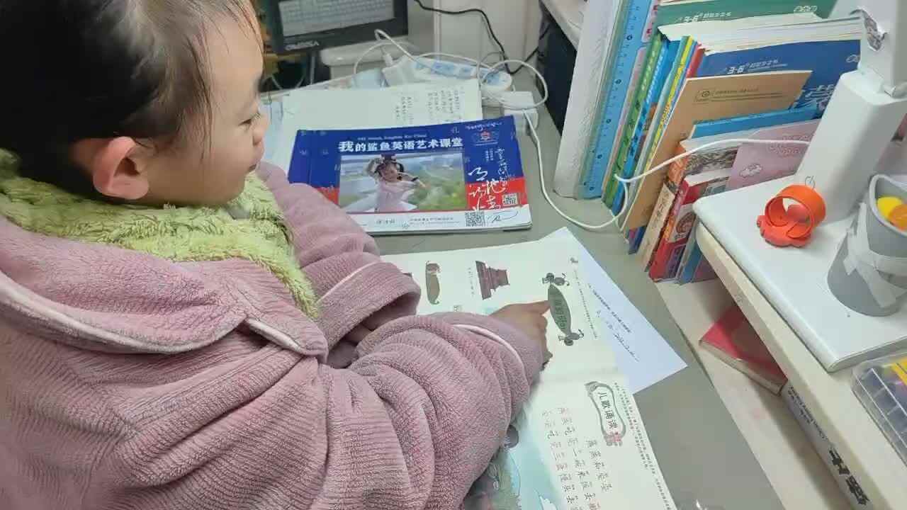 ⁣⁣⁣⁣⁣2025年12月10日学前B班谭诗锜指读拼音书44-48页