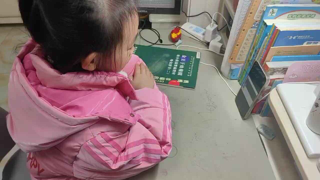 ⁣⁣⁣⁣⁣⁣⁣⁣2025年12月22日学前B班谭诗锜观看拼音艺术课堂73页视频《后鼻韵母ing》