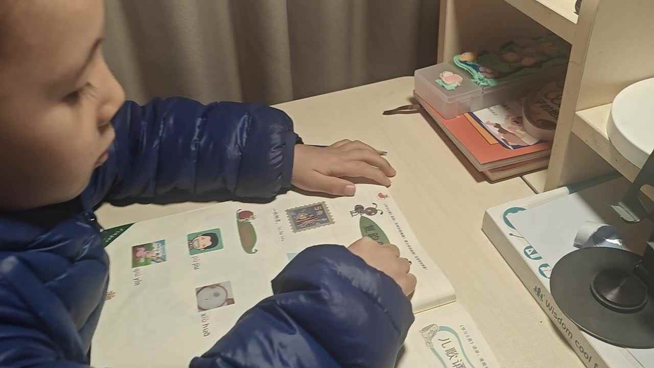 2025.12.2学B班 王千与 学习《复韵母iu》