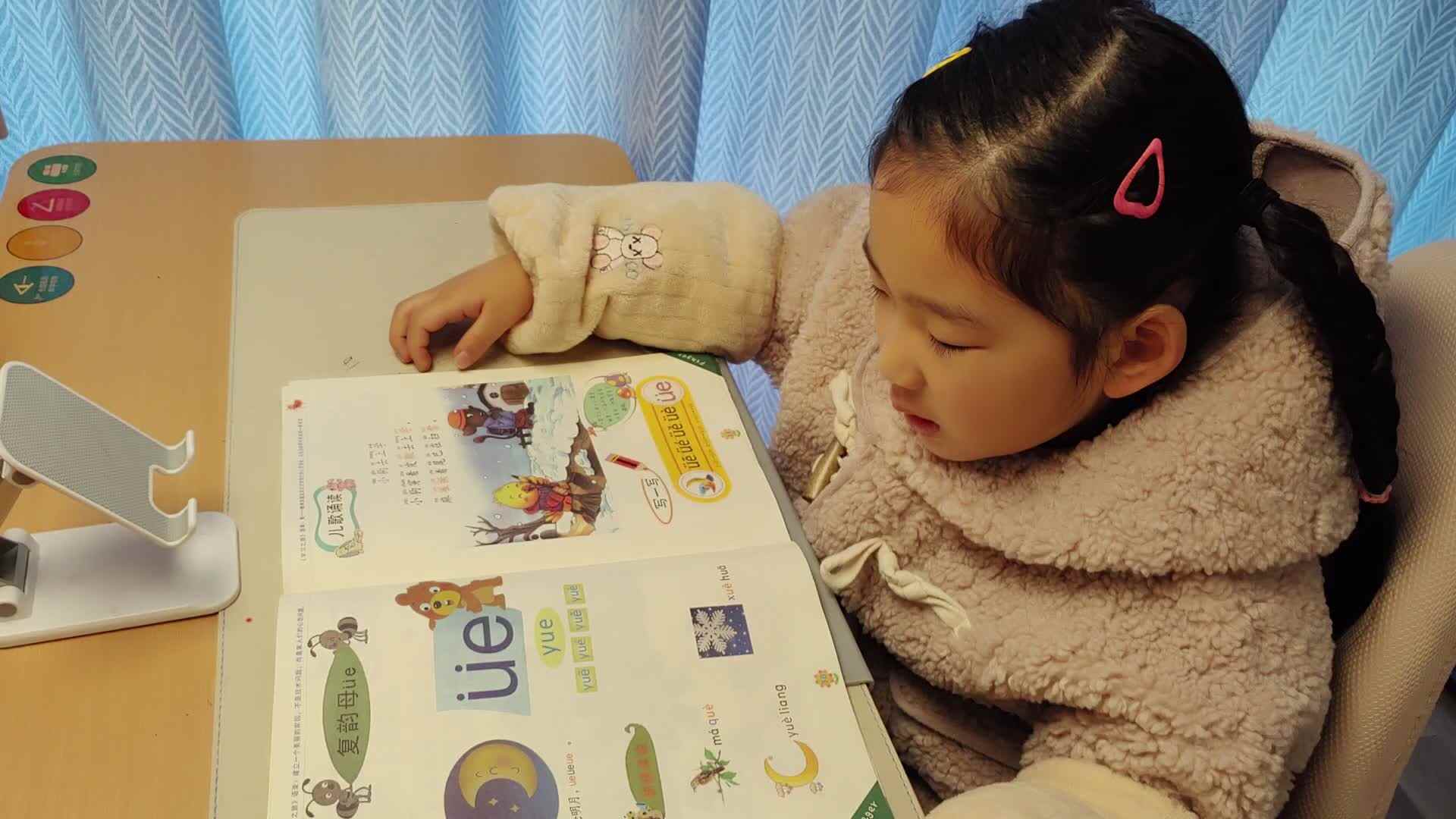 ⁣⁣⁣⁣⁣⁣⁣⁣⁣⁣⁣⁣⁣2025年12月5日学前B班宁汐言指读复韵母ue的练习