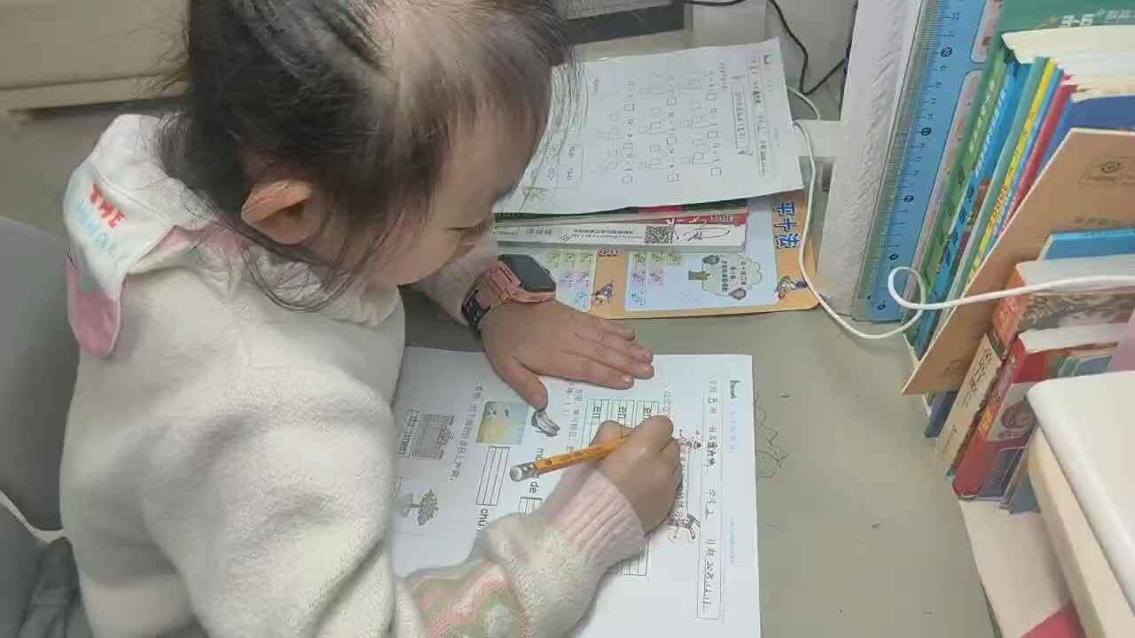 ⁣⁣⁣⁣⁣⁣⁣2025年12月11日学前B班谭诗锜完成拼音作业单《前鼻韵母en的练习》