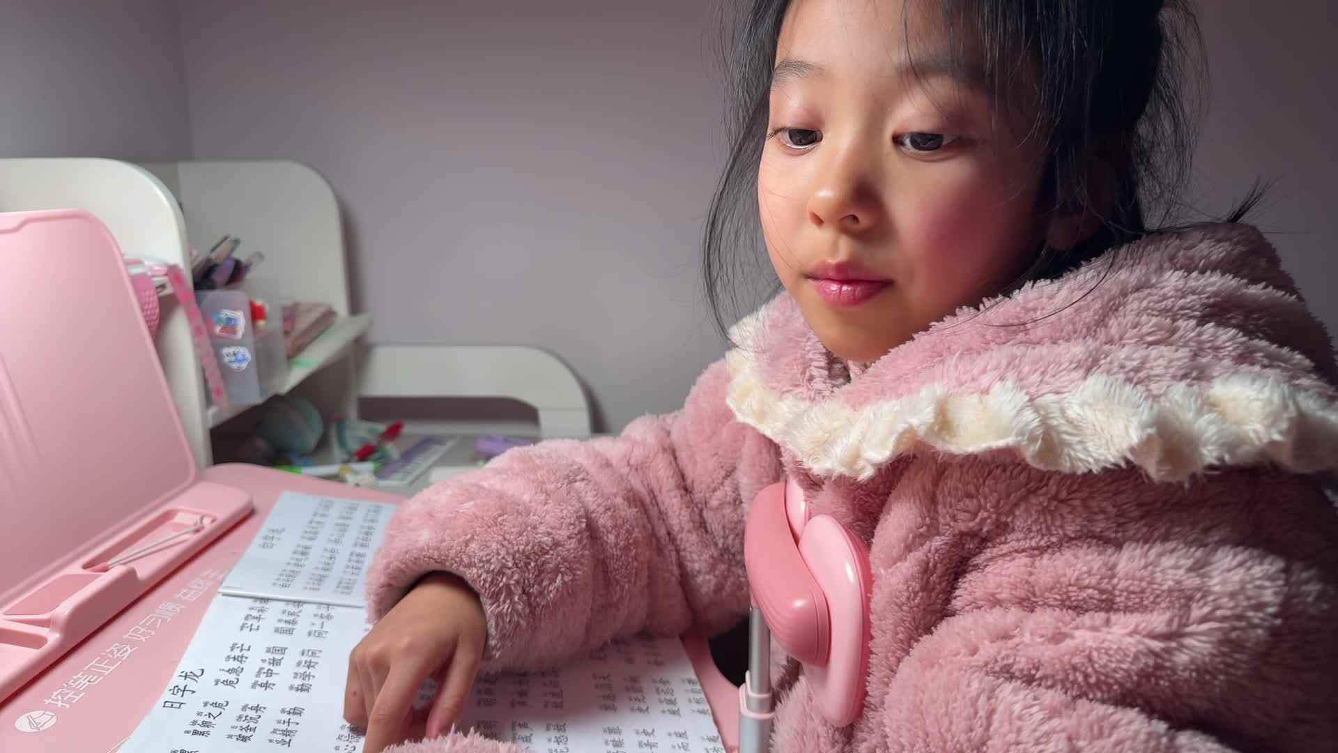 ⁣2026级B班20251226吴晨希闯关练习-观看视频《南乡子·秋暮村居》.mp4