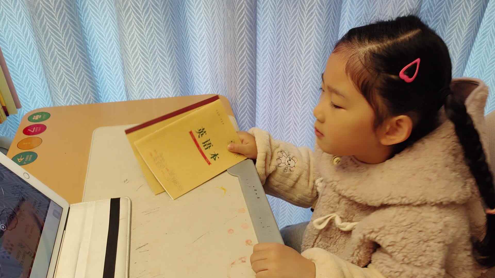 ⁣⁣⁣⁣⁣⁣⁣⁣⁣⁣⁣⁣⁣⁣⁣⁣2025年12月5日学前B班宁汐言观看朗读英语视频Weathr