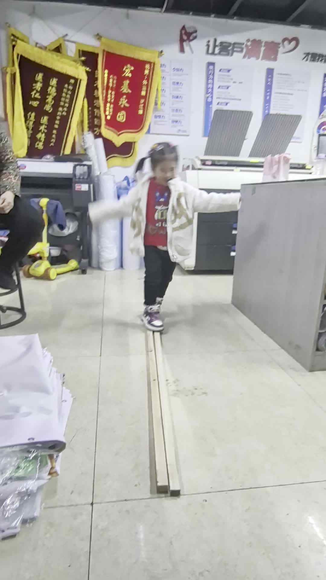 中A班刘谨妍   独木桥.mp4