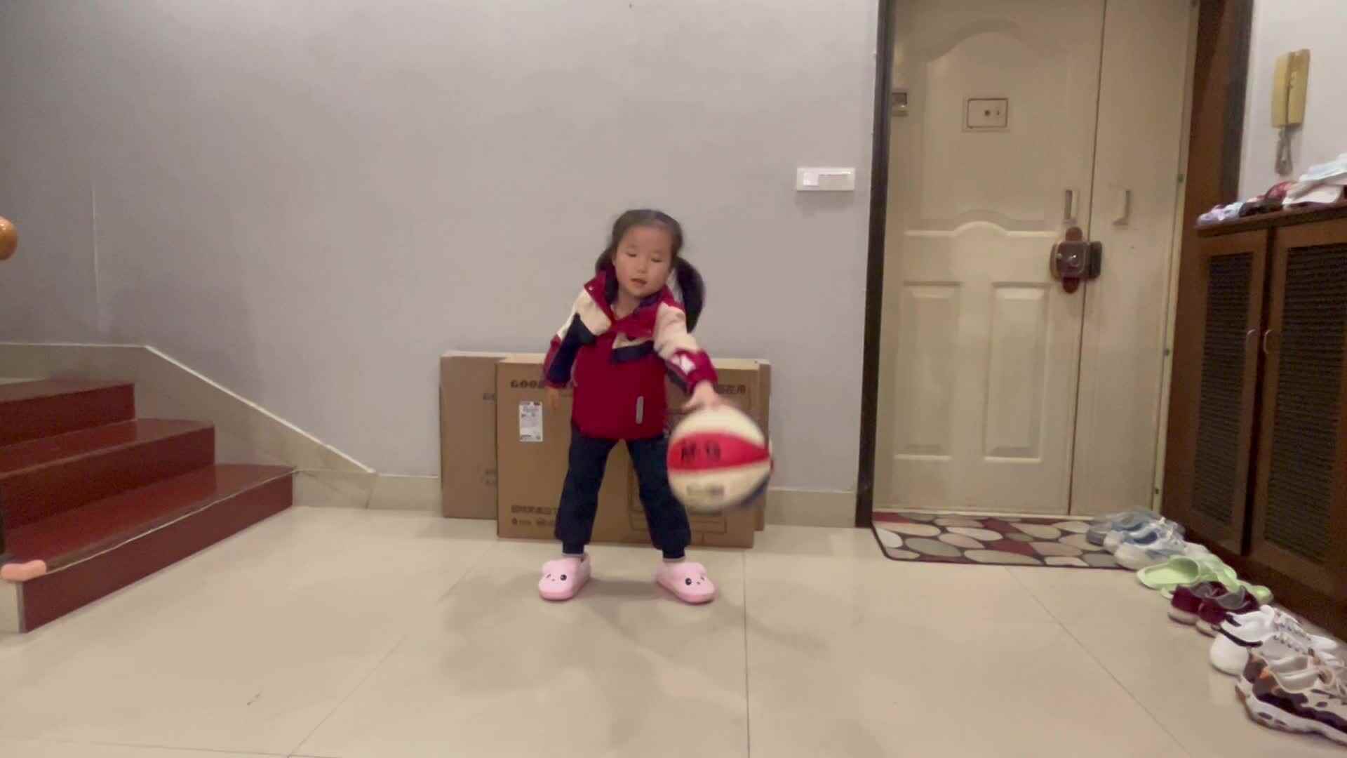 12.19学前A班赵欣奕练习拍篮球