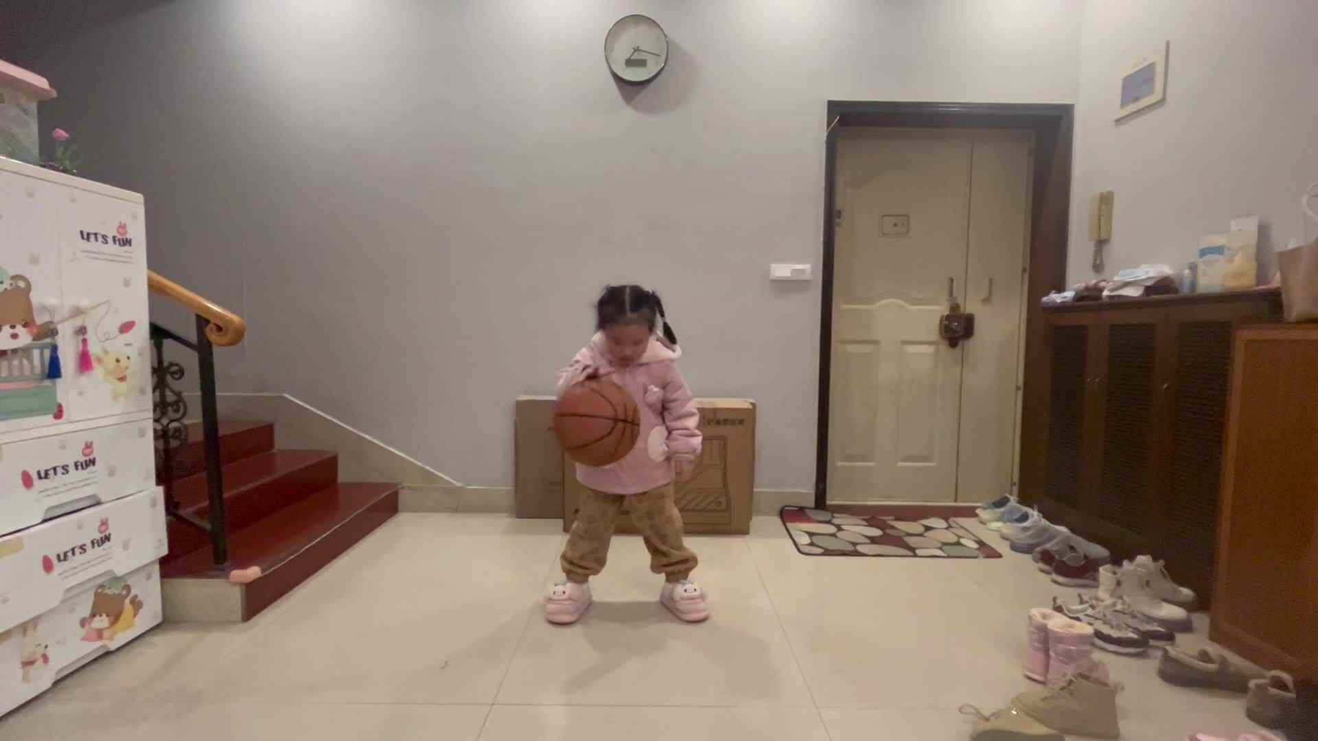 12.17学前A班赵欣奕练习拍篮球